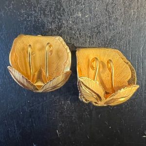 ONE PRE-OWNED PAIR OF 1” GOLDTONE FLOWER CLIP ON EARRINGS CTM2